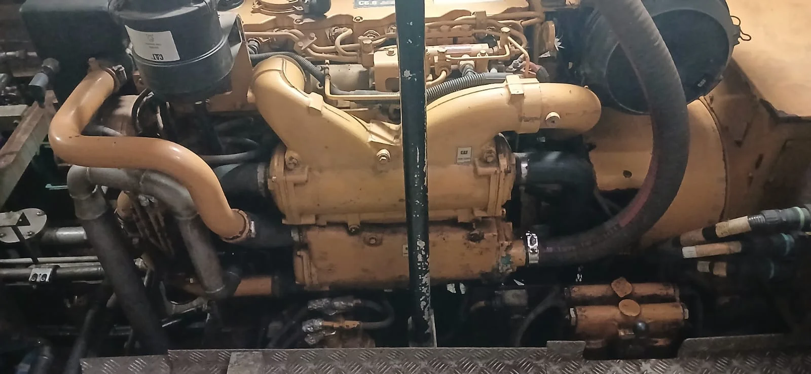 Inspeção do painel elétrico de gerador Caterpillar C6.6